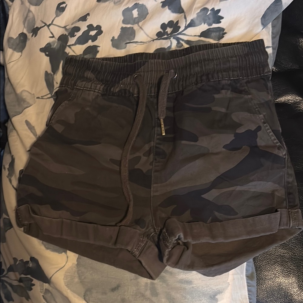 Camo khaki shorts